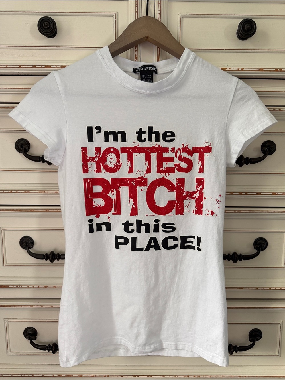WOMEN WHITE GRAPHIC JOKE ADULT TEE SIZE LARGE IM THE HOTTEST IN THIS PLACE